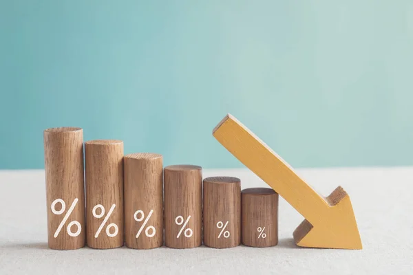 Holzklötze Mit Prozentzeichen Und Abwärtspfeil Finanzkrise Zinsrückgang Risikomanagementkonzept — Stockfoto