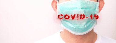 Bulaşıcı hastalıklara karşı koruma, koronavirüs. Enfeksiyonu önlemek için hijyenik maske takan adam, grip gibi hava yoluyla bulaşan solunum hastalıkları, 2019-Ncov. Beyaz arka planda izole edilmiş kapalı stüdyo çekimi