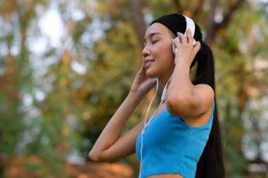 Parkta egzersiz yapan güzel bir genç kadın.