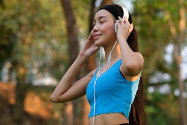 Parkta egzersiz yapan güzel bir genç kadın.