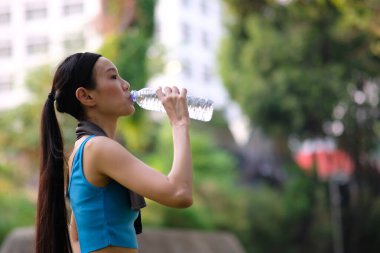 Parkta egzersiz yapan güzel bir genç kadın.