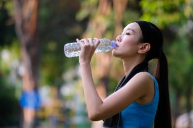 Parkta egzersiz yapan güzel bir genç kadın.