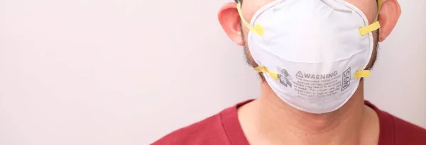 Ochrona Przed Chorobami Zakaźnymi Koronawirusami Człowiek Noszący Maskę Higieniczną Aby — Zdjęcie stockowe