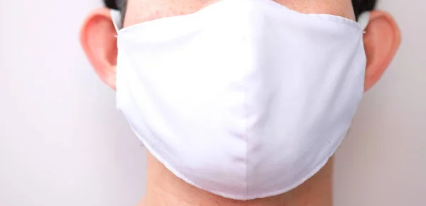 전염성 질병인 코로나 바이러스로부터 보호하는 감염을 예방하기 위생용 마스크를 — 스톡 사진