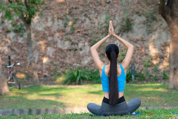 Esercizi Yoga Donna Nel Parco Concetto Salute — Foto Stock