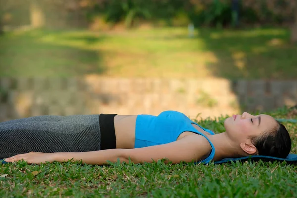 Kadın yoga egzersizleri parkta ve sağlık hizmetleri konseptinde