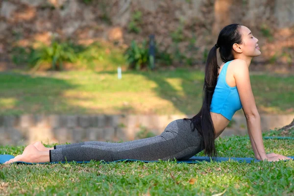 Женская Йога Упражнения Парке Концепции Здравоохранения — стоковое фото