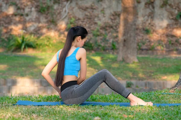 Esercizi Yoga Donna Nel Parco Concetto Salute — Foto Stock