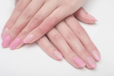 elinde bir parlak tırnak cilası ile çok renkli jöle tatlılar