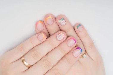 elinde bir parlak tırnak cilası ile çok renkli jöle tatlılar