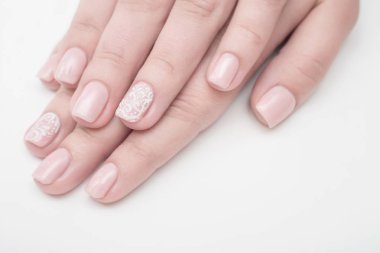 elinde bir parlak tırnak cilası ile çok renkli jöle tatlılar