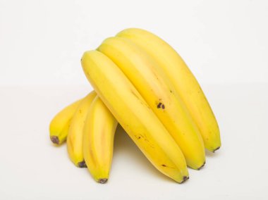 Beyaz arkaplanda izole edilmiş muz sürüsü