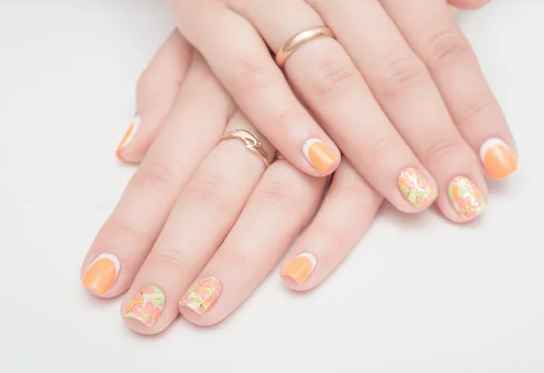 Doces de geleia multicoloridos nas mãos com um esmalte brilhante — Fotografia de Stock