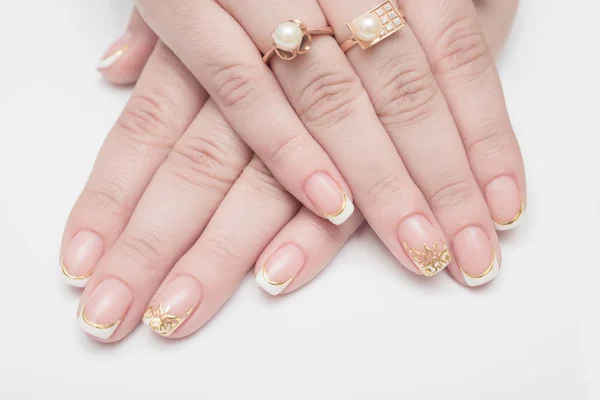 elinde bir parlak tırnak cilası ile çok renkli jöle tatlılar