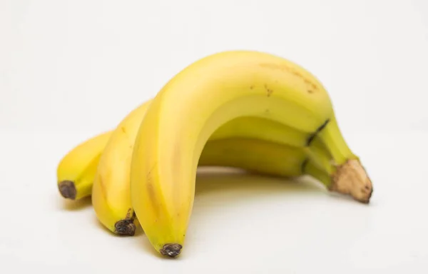Ein Bündel Bananen isoliert auf weißem Hintergrund — Stockfoto