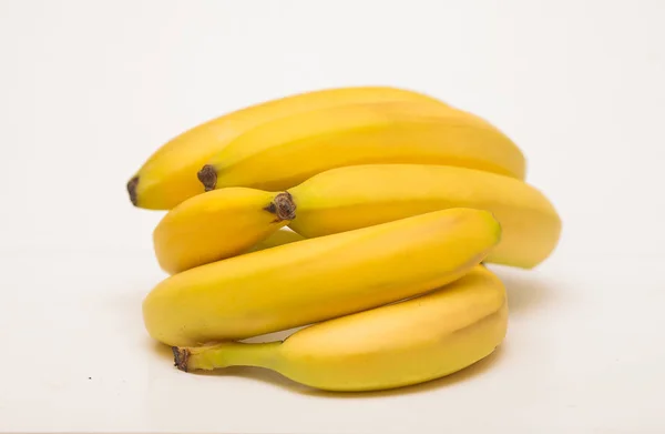Куча бананов на белом фоне — стоковое фото