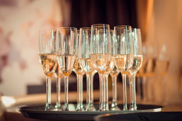Close up picture of empty glasses in restaurant — Stock Photo, Image