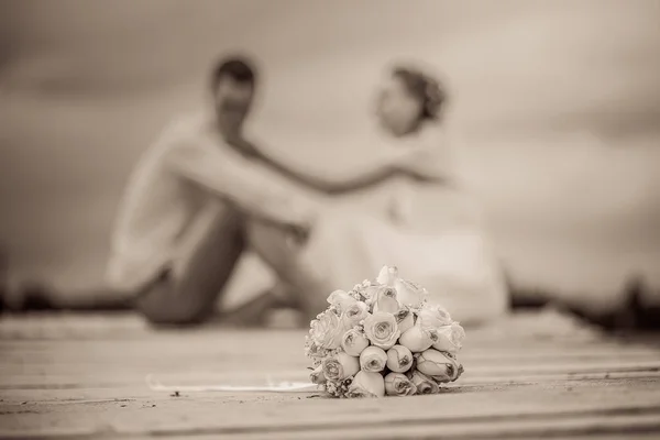 Matrimonio coppia che si tiene per mano — Foto Stock