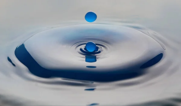 Gouttes, éclaboussures d'eau isolées sur fond blanc — Photo