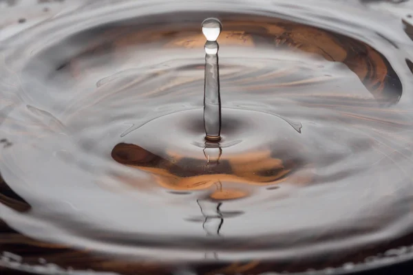 Gotas, respingo de água isolado no fundo branco — Fotografia de Stock