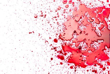 Beyaz zemin üzerine yapışan kan lekesi