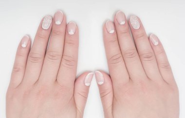 tırnak cilası. Sanat manikür. çok renkli oje. güzel eller. şık renkli çivi