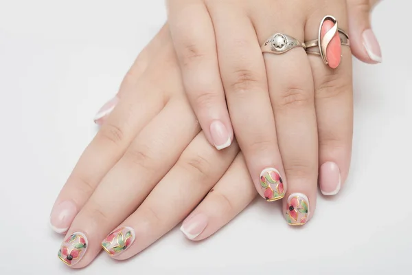Nagellak. kunst manicure. multi-gekleurde nagellak. schoonheid handen. stijlvolle kleurrijke nagels — Stockfoto
