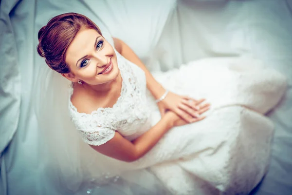 Gros plan portrait de jeune mariée magnifique modèle — Photo