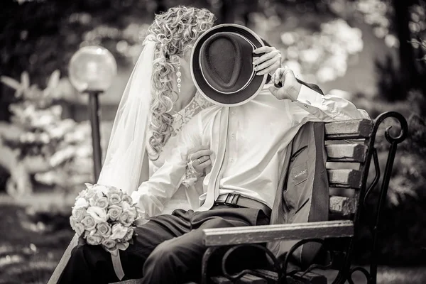 Молода весільна пара насолоджується романтичними моментами надворі на літньому лузі — стокове фото