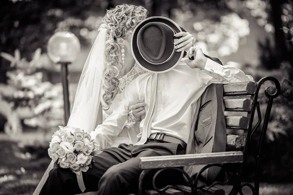 Jonge bruidspaar genieten van romantische momenten buiten op een zomer weide — Stockfoto