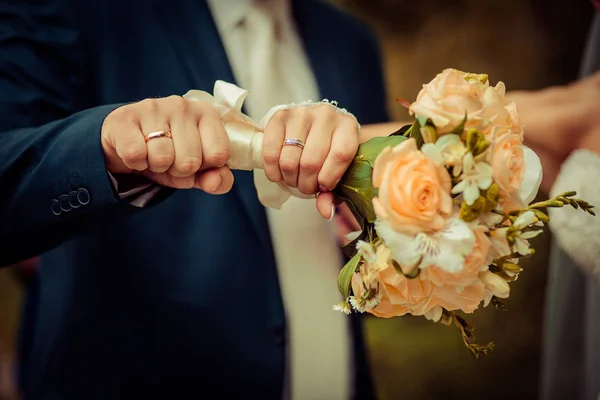 Наречена з квітами на весіллі — стокове фото
