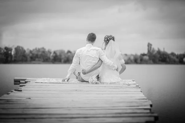 Thème de mariage, tenant les mains jeunes mariés — Photo