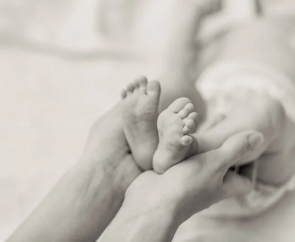 Μητέρα που κρατάει το μικροσκοπικό πόδι νεογέννητο μωρό — Φωτογραφία Αρχείου