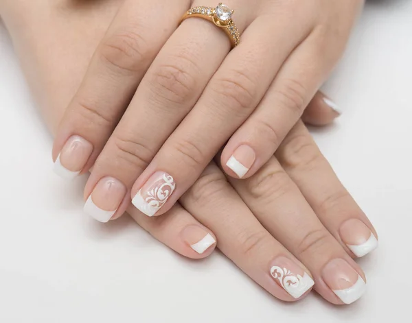 Manicure leve em luz sobre um fundo branco . — Fotografia de Stock