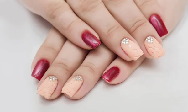 Helle stilvolle Maniküre mit farbigem Nagellack — Stockfoto