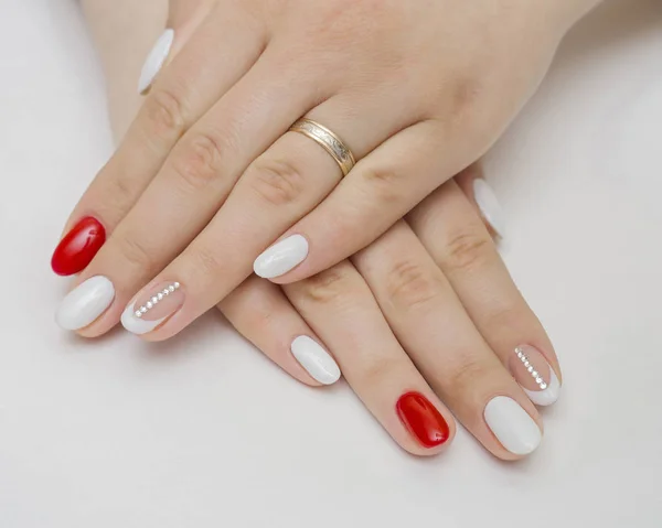 Χέρια γυναίκα με κόκκινο περιποιημένα νύχια closeup. φροντίδα του δέρματος και των νυχιών. — Φωτογραφία Αρχείου