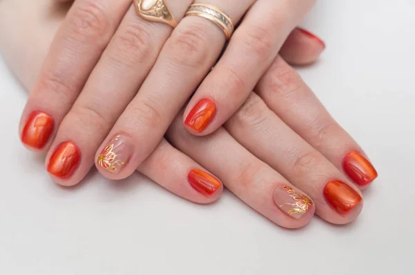 Manos de mujer con uñas rojas cuidadas de cerca. Cuidado de la piel y las uñas . — Foto de Stock