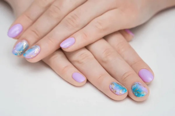 Wirydarz-piękne paznokcie dziewczyny. To dobry pomysł dla reklamy kosmetyków do manicure. Świetny pomysł na reklamę polski paznokci. — Zdjęcie stockowe