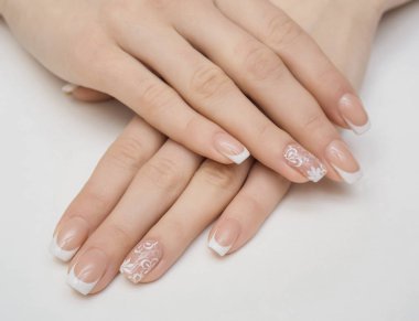 Beyaz bir arka plan üzerinde ışık ışık manikür.