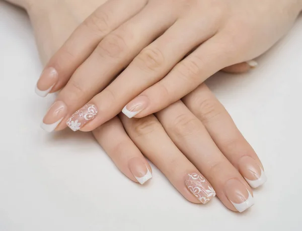 Manicure leve em luz sobre um fundo branco . — Fotografia de Stock