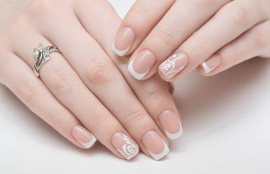 Bakımı ve manikür çivi. Güzel erkek closeup uygulama şeffaf oje Güzellik Salonu sağlıklı doğal Womans çivi üzerinde eller. Manikürcü el istemcileri çivi boya. Yüksek çözünürlük