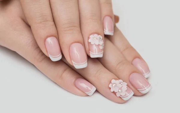 Cura delle unghie e manicure. Primo Piano Di Belle Mani Femminili Applicando Smalto Trasparente Sulle Unghie Sane Delle Donne Naturali Nel Salone Di Bellezza. Manicurista Pittura a mano Clienti Unghie. Alta risoluzione — Foto Stock