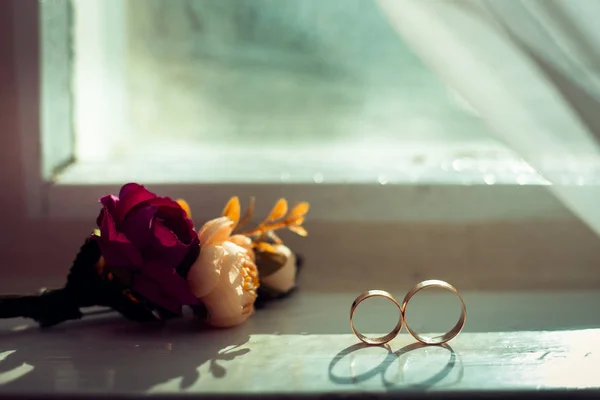 Esküvő gyűrű. Esküvői szimbólumok, attribútumok. Üdülés, ünnepi. Makró. Blur — Stock Fotó