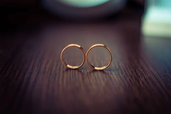 Dos anillos de boda en signo de infinito. Concepto de amor . — Foto de Stock