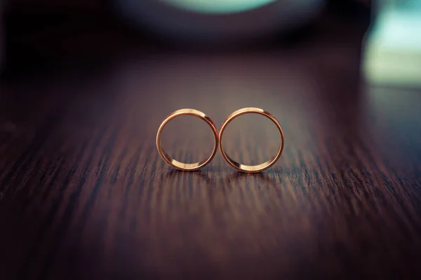 Två vigselringar i oändlighet tecken. Love koncept. — Stockfoto
