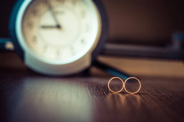 無限大の記号の 2 つの結婚指輪です。愛の概念. — ストック写真