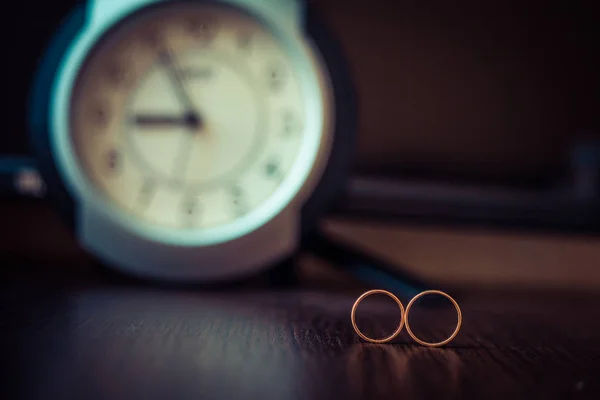 Dos anillos de boda en signo de infinito. Concepto de amor . — Foto de Stock