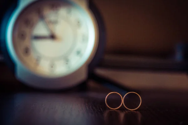 Dos anillos de boda en signo de infinito. Concepto de amor . — Foto de Stock