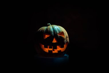 Siyah arka plan ile Halloween balkabağı fener ile kuru yaprakları
