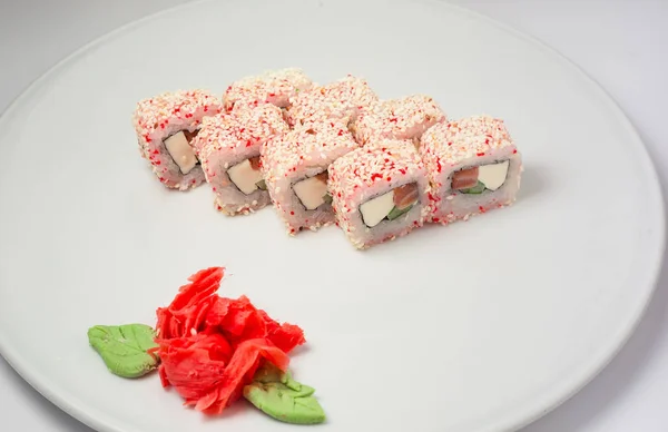 Rainbow Sushi rolka s losos, úhoř, tuňák, avokádo, královské krevety, smetana sýr Philadelphia, kaviár tobica, Michal. — Stock fotografie